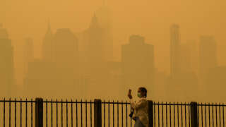 La fumée des incendies de forêt au Canada provoque des conditions brumeuses à New York, le 7 juin 2023.