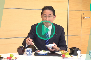 Pour rassurer, le Premier ministre japonais s’affiche dégustant du poisson « sûr et délicieux » de Fukushima