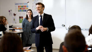 Emmanuel Macron photographié lors de la visite d’une école à Jarnac (Charente) le 28 février (illustration)