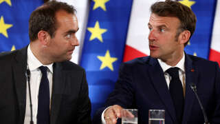 Le ministre des Armées Sébastien Lecornu, et Emmanuel Macron, photographiés aux Invalides au mois de juin à Paris (illustration).