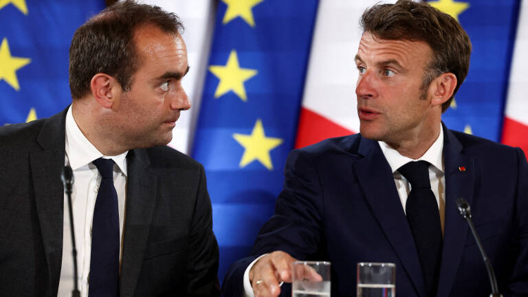 Le ministre des Armées Sébastien Lecornu, et Emmanuel Macron, photographiés aux Invalides au mois de juin à Paris.