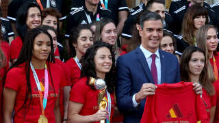 Le Premier ministre espagnol Pedro Sanchez à Madrid, le 22 août 2023, en compagnie des joueuses de l’équipe nationale féminine de football d’Espagne après leur victoire en Coupe du monde 2023 à Sydney.