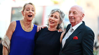 De gauche à droite : Jamie Bernstein, Mina Bernstein et Alex Bernstein, les trois enfants du célèbre compositeur américain Leonard Berstein lors du tapis rouge du film « Maestro » à Venise.