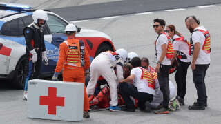 Le pilote italien de Ducati Francesco Bagnaia reçoit une assistance médicale après une chute lors de la course MotoGP de Catalogne, le 3 septembre 2023.