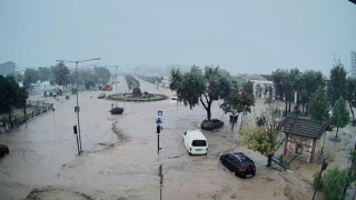 Les routes de Volos sont impraticables, dans la région de Thessalie, en Grèce. Le pays est frappé par des pluies diluviennes qui ont fait au moins un mort.