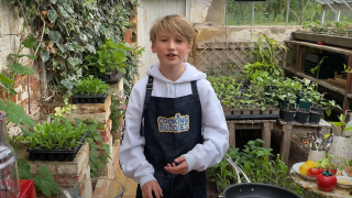 Buddy Oliver dans sa série YouTube « Cooking Buddies »