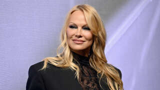 Le célèbre maillot de bain rouge de Pamela Anderson va bientôt quitter le dressing de l’actrice d’« Alerte à Malibu ».