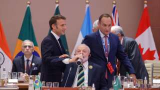 Le président français Emmanuel Macron salue le président brésilien Lula da Silva lors du sommet des dirigeants du G20 à New Delhi, le 9 septembre 2023.