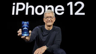 Le patron d’Apple Tim Cook avec l’iPhone 12 Pro lors de sa présentation officielle, le 13 octobre 2020.