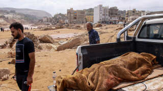 Le corps recouvert d’une couverture d’une victime d’une crue soudaine des inondations à Derna, dans l’est de la Libye, le 11 septembre 2023.