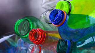 Dans certains pays comme la France, le BPA est désormais interdit dans les contenants alimentaires.