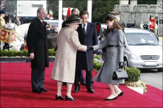 Le 26 mars 2008, Nicolas Sarkozy et Carla Bruni Sarkozy arrivent à Windsor. La Première dame fait alors une « petite révérence » à la reine Elizabeth II.