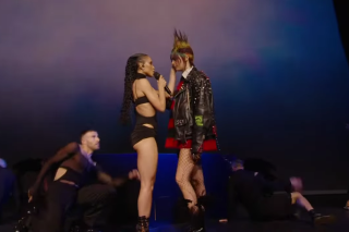Ce baiser entre Cara Delevingne et FKA Twigs sur la scène du défilé Vogue a surpris les spectateurs