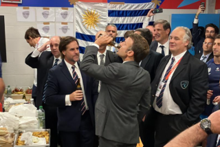 Bière à la main, Macron a passé la 3e mi-temps de France-Uruguay dans le vestiaire des Sud-américains