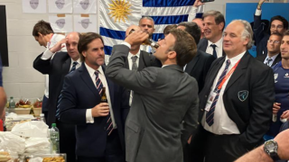 Au terme du match France-Uruguay à la Coupe du monde de rugby, le chef de l’État Emmanuel Macron a passé la 3e mi-temps dans le vestiaire des Sud-américains, une bière à la main.