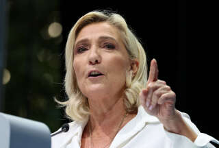 Marine Le Pen sur la scène des arènes de Beaucaire ce samedi 16 septembre.