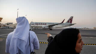 Un avion qatari transportant cinq citoyens américains détenus en Iran atterrit à l’aéroport international de Doha, le 18 septembre 2023.