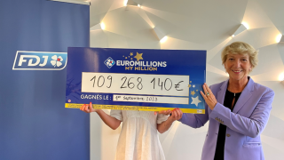 La présidente de la FDJ Stéphane Pallez avec la quinquagénaire bretonne qui a remporté 109 millions d’euros à l’Euromillions.