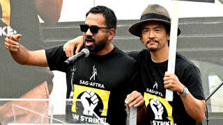 Kal Penn et John Cho au piquet de grève SAG-AFTRA de Los Angeles