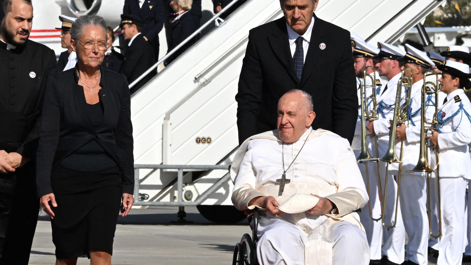 Le cadeau surprenant (et très politique) offert par Borne au pape François