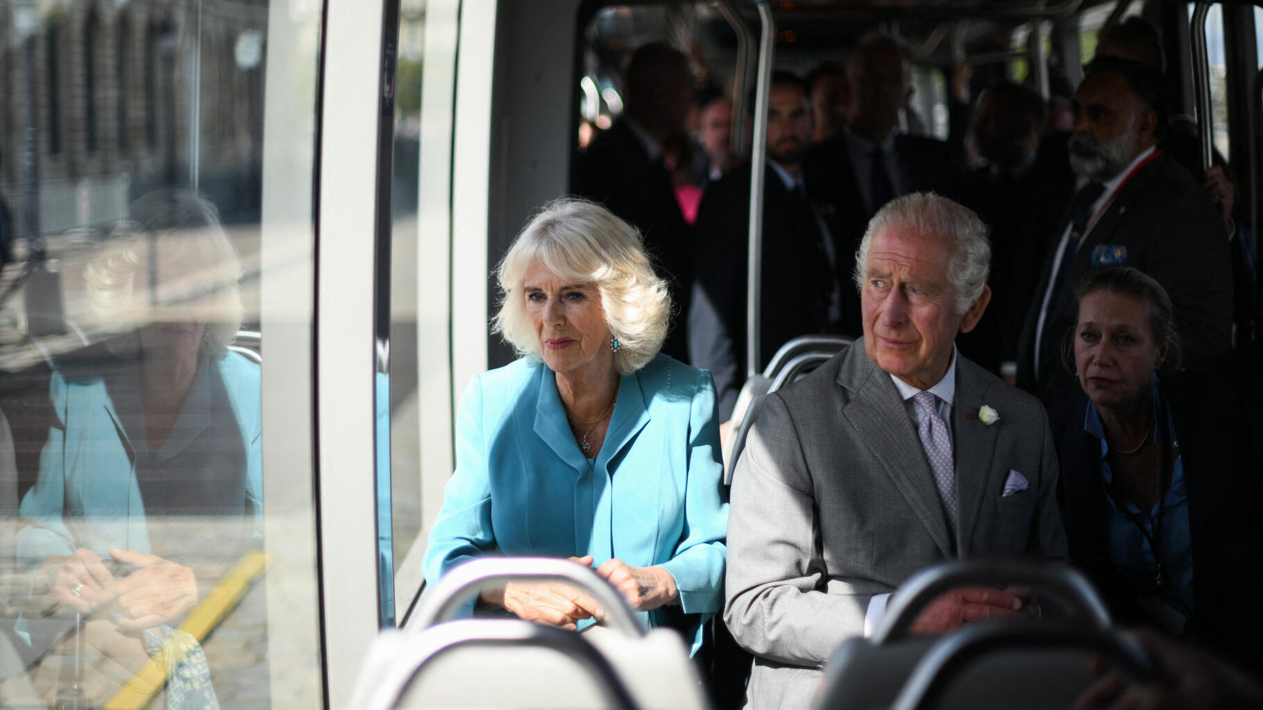 Charles III et Camilla s’offrent une virée royale en tram à Bordeaux