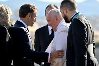 Emmanuel Macron accueille le Pape François à Marseille avec deux cadeaux symboliques