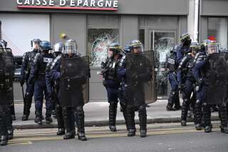 Un policier brandit son arme lors d’une manifestation à Paris, la préfecture s’expliqu