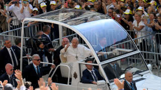 Devant près de 60 000 personnes, le pape François a fait un tour de stade dans sa « papamobile » avant de donner une messe en français.