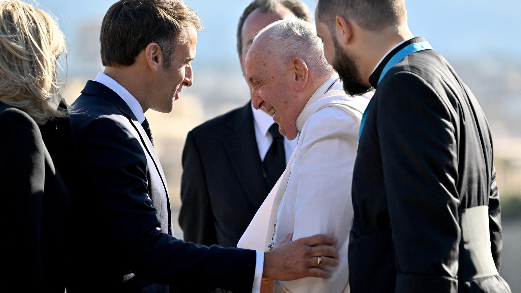 Emmanuel Macron accueille le Pape François avec deux cadeaux symboliques