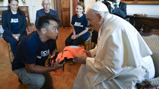 Le pape François recevant un gilet de sauvetage d’un membre de SOS Méditerranée, une ONG européenne qui sauve les migrants en mer Méditerranée.