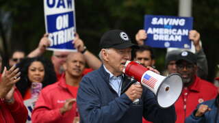 Joe Biden s’adresse aux membres du syndicat United Auto Workers (UAW) en grève devant l’usine General Motors Sà Belleville, dans le Michigan, le 26 septembre 2023.