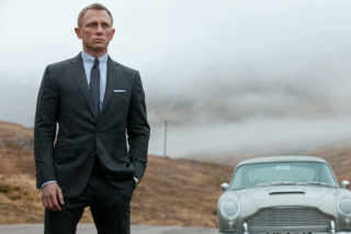 James Bond a bien failli ne pas porter ce prénom, révèle une nouvelle biographie de son auteur