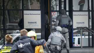 Des policiers néerlandais pénètrent dans le centre médical de l’université Erasmus à Rotterdam le 28 septembre 2023, qui a été bouclé après deux incidents de fusillade signalés