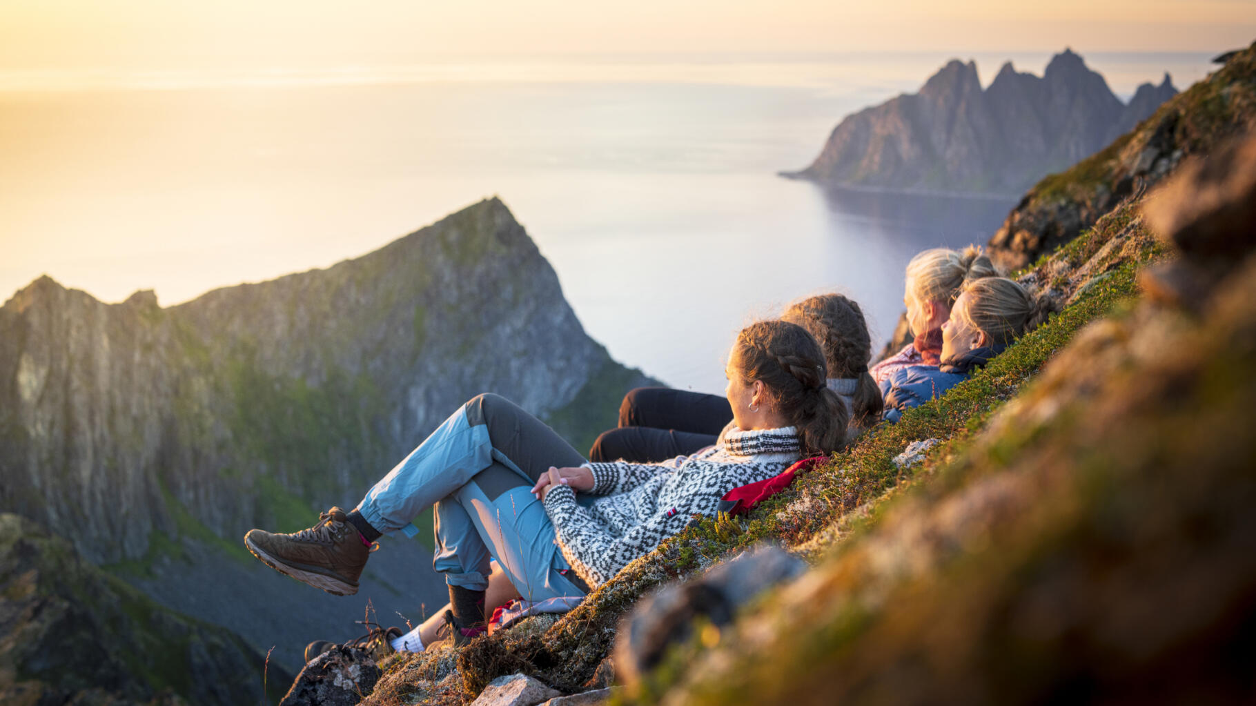 L'ART DE VIVRE LES SOIRÉES D'ÉTÉ : LE FOYER EXTÉRIEUR