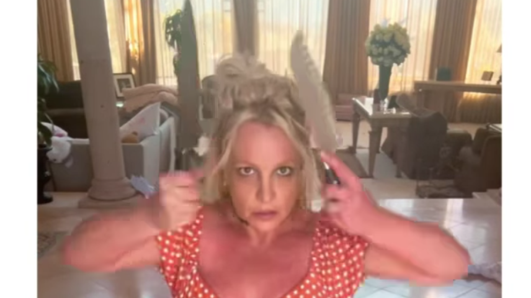Après sa vidéo de danse avec des couteaux, Britney Spears a reçu une visite des forces de l’ordre