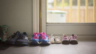 Faut-il vraiment retirer ses chaussures en entrant chez soi pour se  protéger des bactéries ?