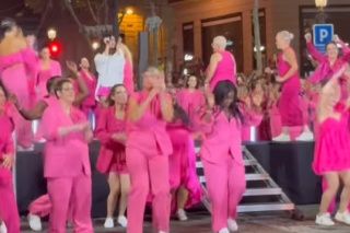 Touchées par le cancer du sein, elles défilent sur les Champs-Élysées avec Jenifer et Évelyne Dhéliat pour Octobre Rose