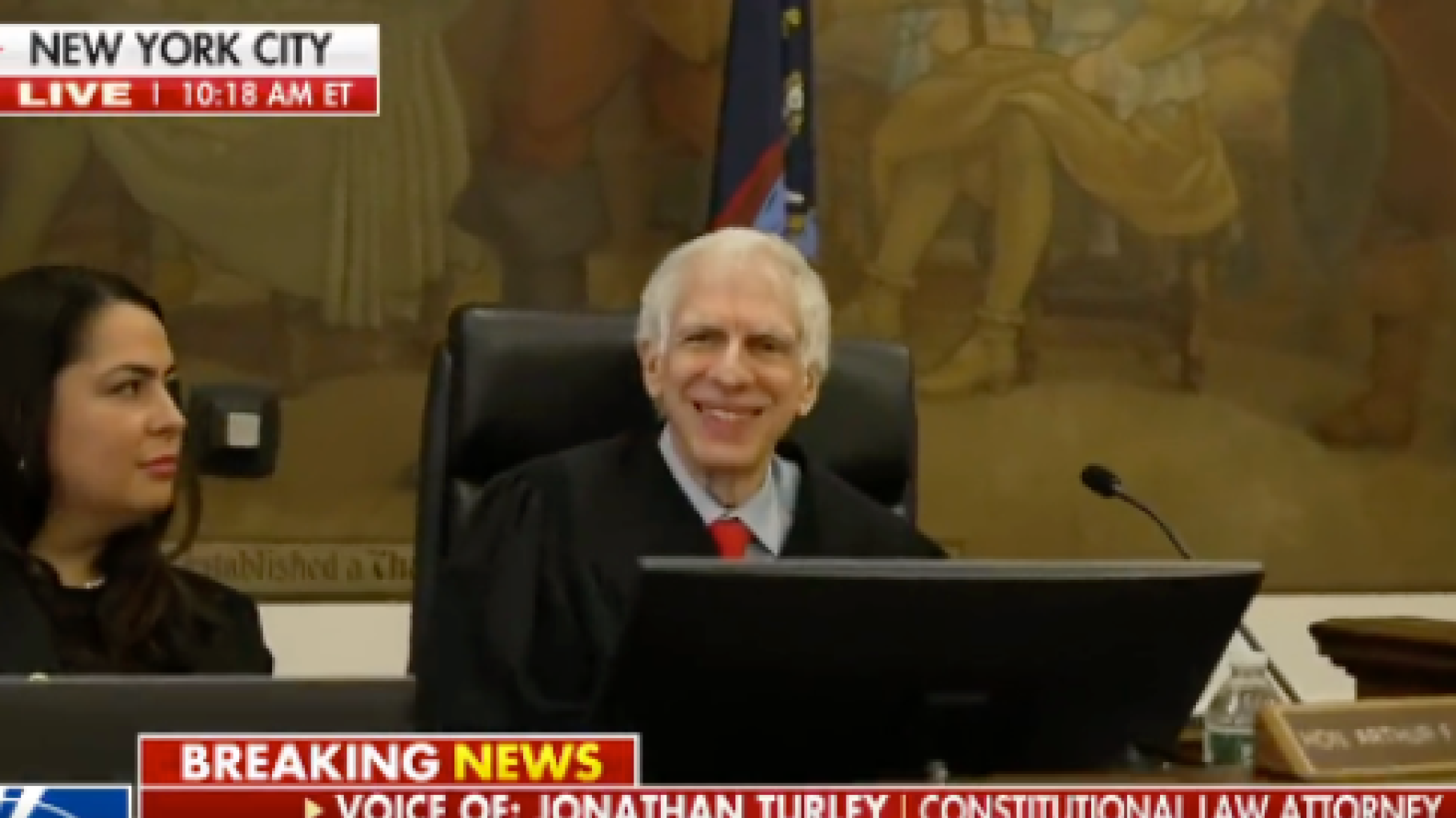 Face à un Trump renfrogné, ce grand sourire du juge en charge du procès civil n’est pas passé inaperçu