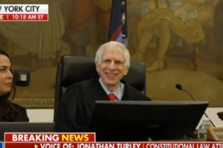 Face à un Trump renfrogné, ce grand sourire du juge en charge du procès civil n’est pas passé inaperçu