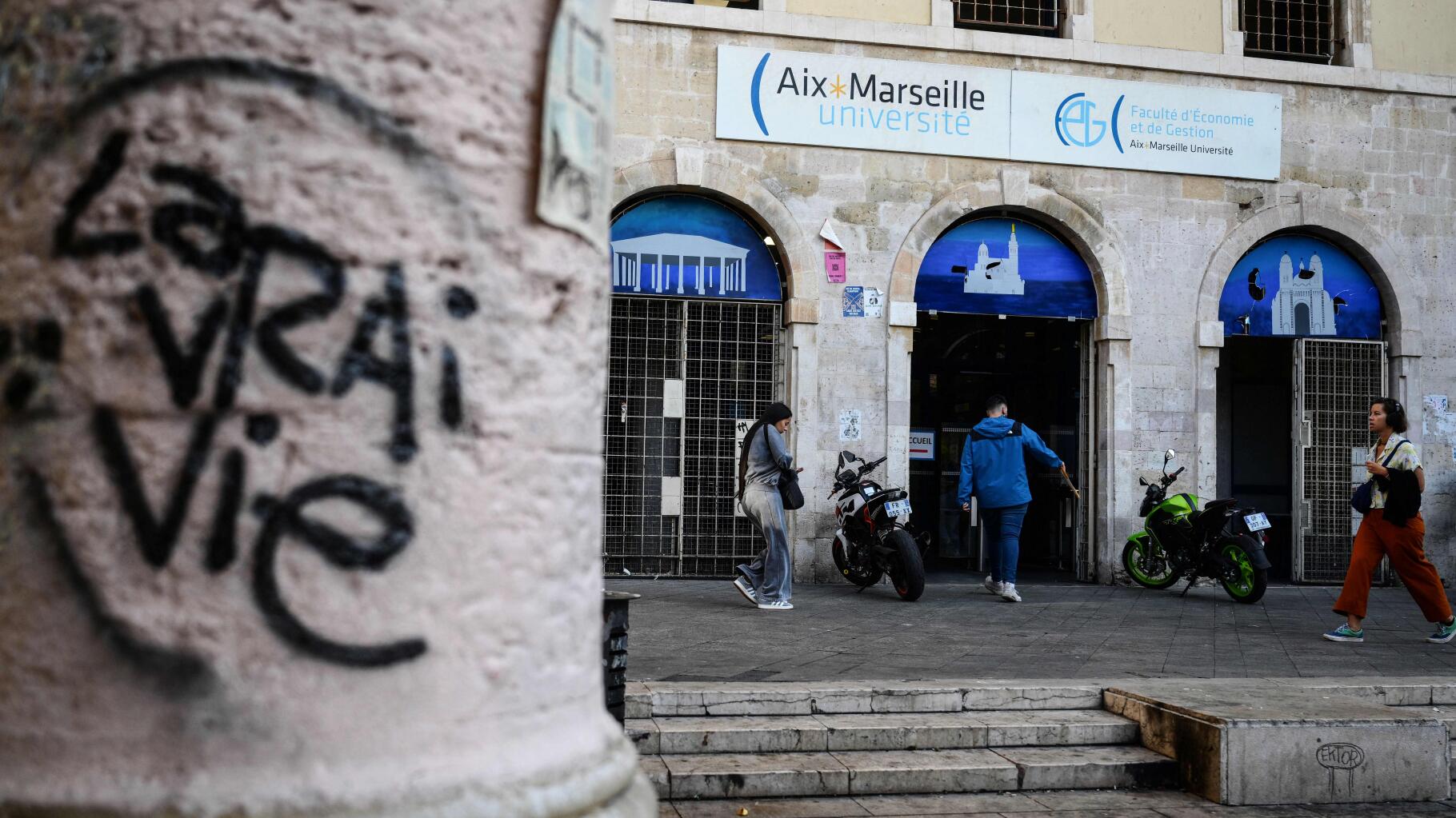 Insolite : des cerceaux pour lutter contre le coronavirus dans une école de  Marseille