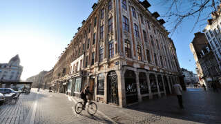 Lille, débordée par les vélos, leur interdit le centre-ville (Photp d’une personne circulant à vélo à Lille) 