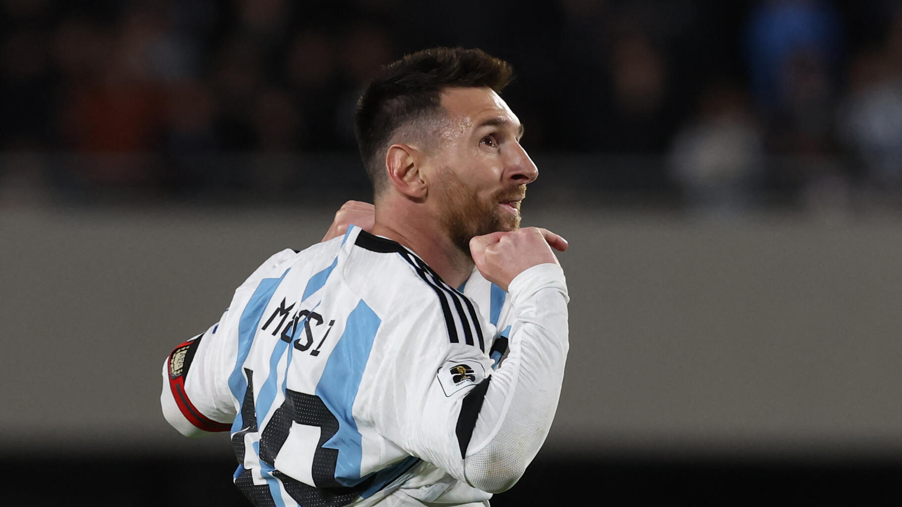 Lionel Messi zostaje opluwany w trakcie meczu Argentyny z Paragwajem