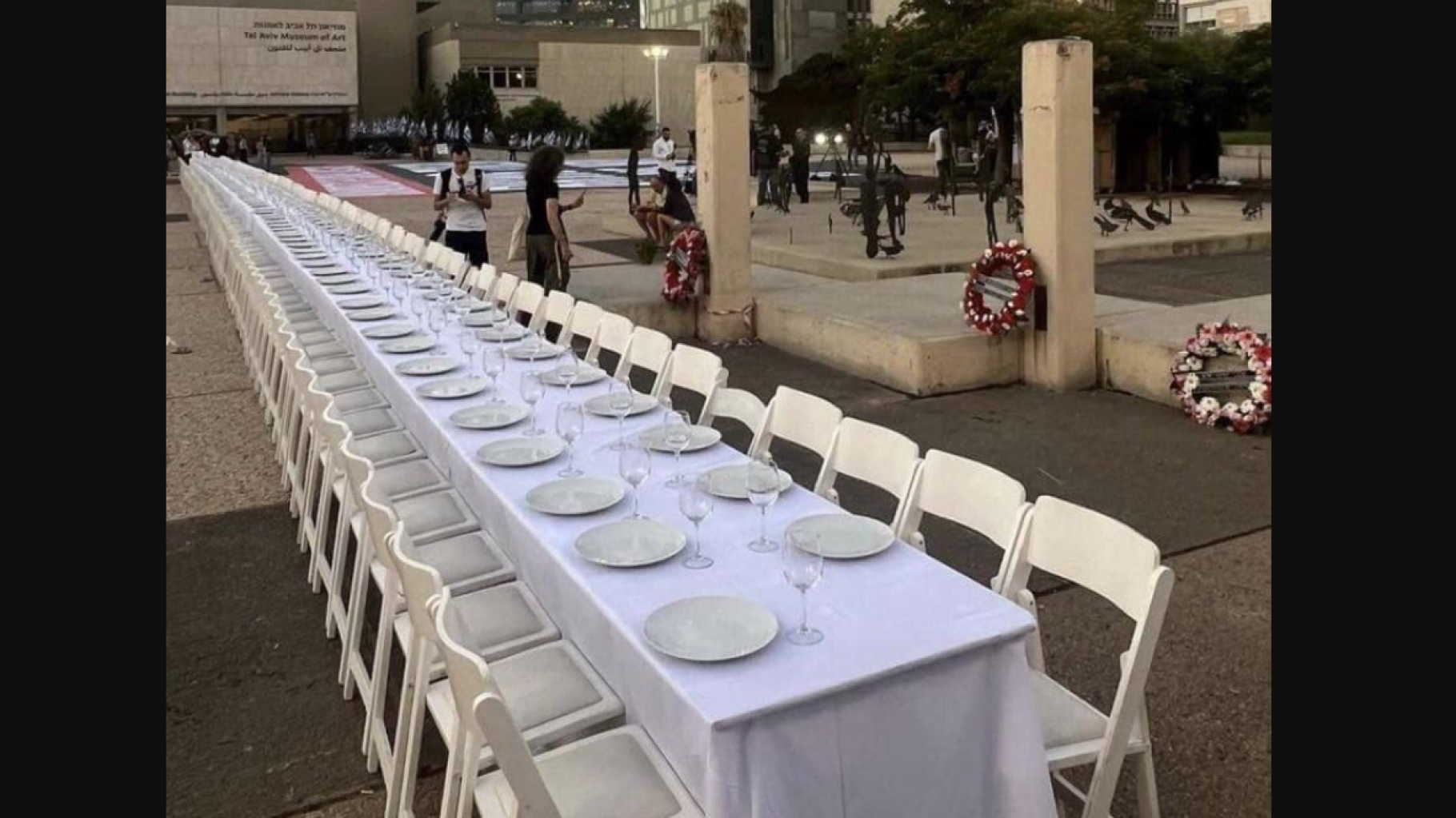 À Tel Aviv, cette table pour Shabbat a été dressée avec 203 chaises ...