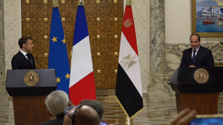 Emmanuel Macron annonce qu’un navire français va apporter de l’aide humanitaire à Gaza, en direct du Caire aux côtés d’Abdel Fattah al-Sissi, le mercredi 25 octobre.