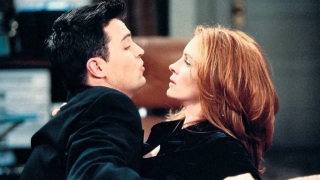 Matthew Perry et Julia Roberts partagent un épisode de Friends dans la saison 2.
