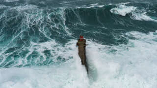 Le phare « Nividic », à la Pointe de Pern à Ouessant, noyé dans une immense vague lors de la tempête  Ruzica en 2016.
