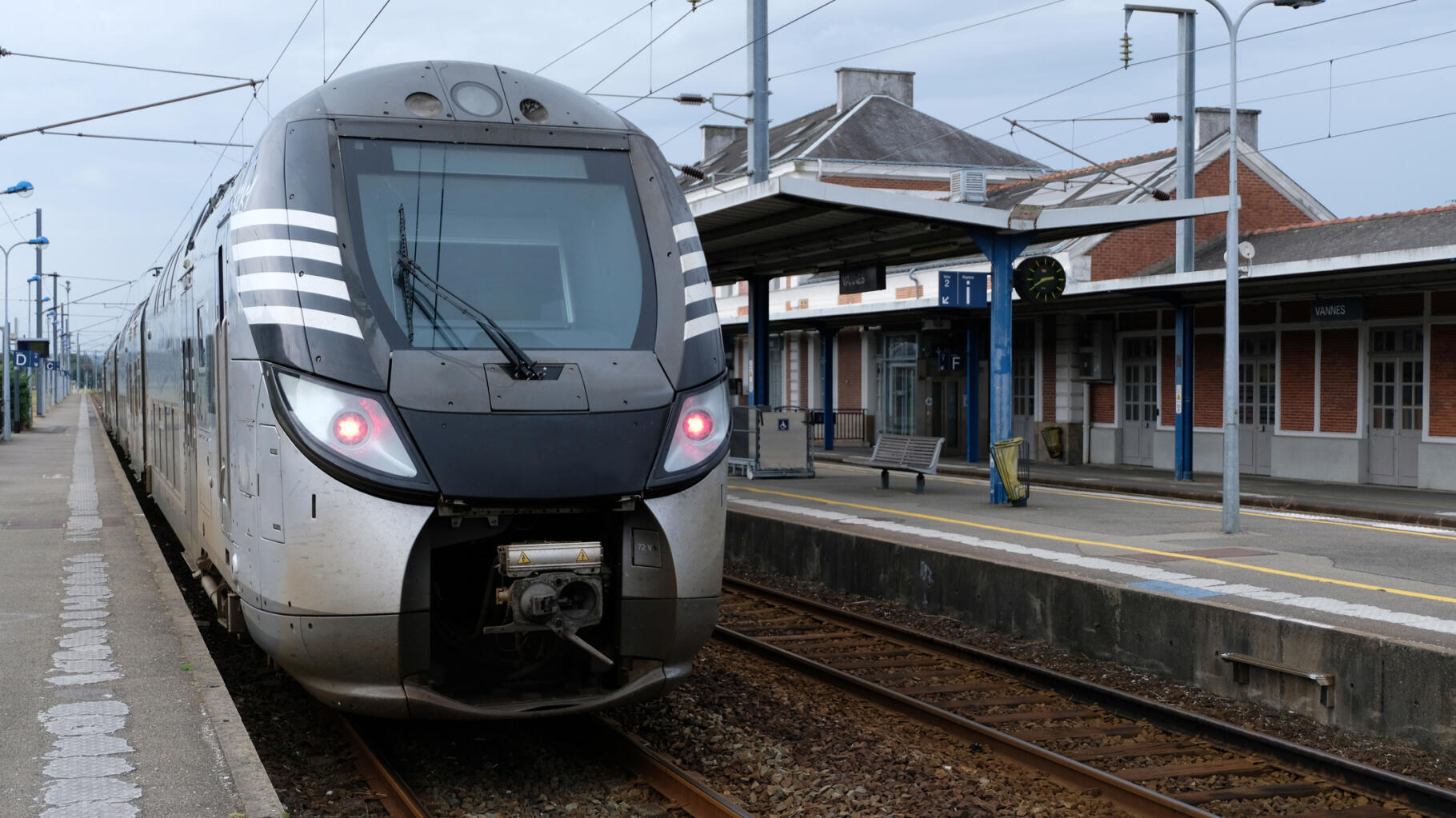   Tempête Ciaran : la circulation des TER en Bretagne et quatre autres régions suspendue, annonce la SNCF  