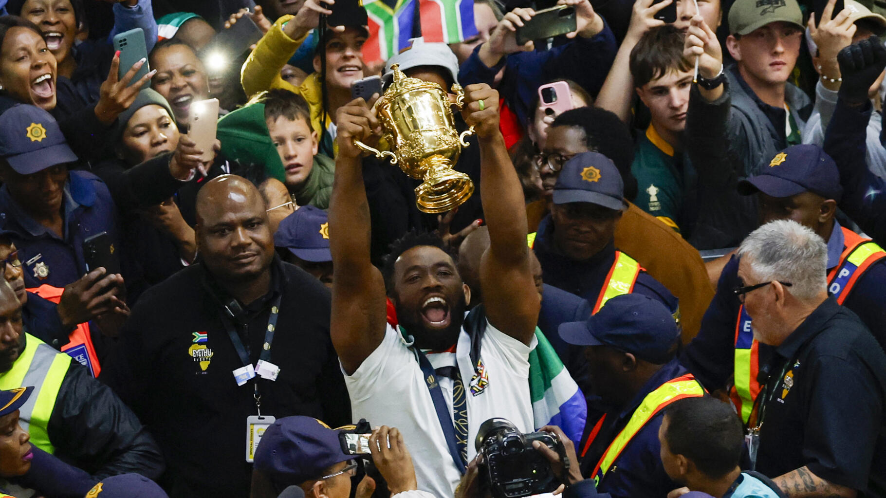   Après la Coupe du monde de rugby, les joueurs d’Afrique du Sud accueillis en héros par leurs supporters  