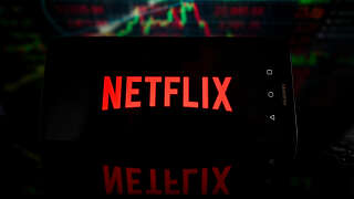 Netflix récompense le binge-watching pour les un an de son abonnement « Standard avec pub ».