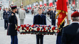 Emmanuel Macron, ici assistant à la cérémonie à l’Arc de Triomphe à Paris le 11 novembre 2022, dans le cadre des commémorations marquant le 104e anniversaire de l’armistice de la Première guerre mondiale.